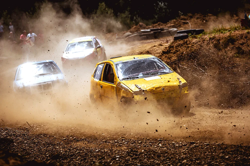 Amatorski KJS – jak zacząć startować w rajdach mając cywilne auto i mały budżet?