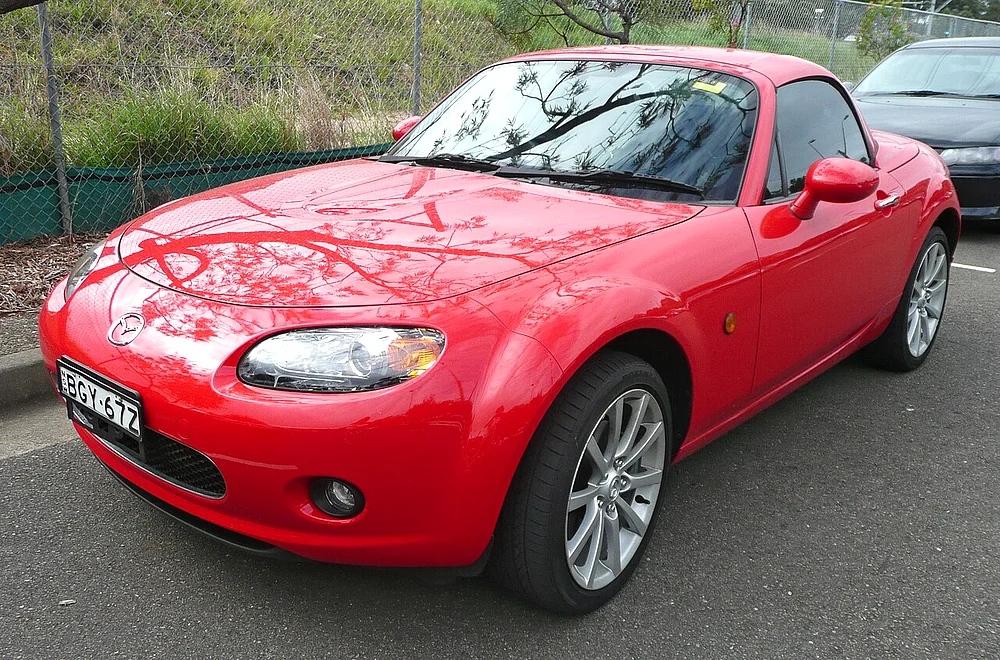 Mazda MX-5 – dlaczego każdy kierowca powinien choć raz przejechać się tym autem?