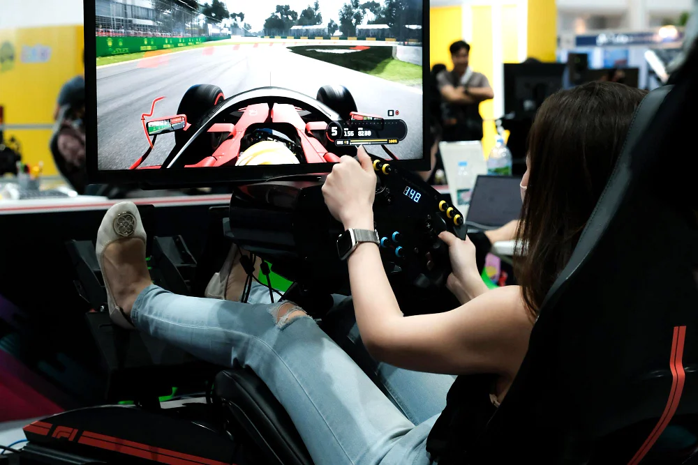 Simracing – czy granie na kierownicy faktycznie uczy prawdziwej jazdy?